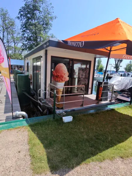 Schwimmender Eiskiosk Peggy Sue